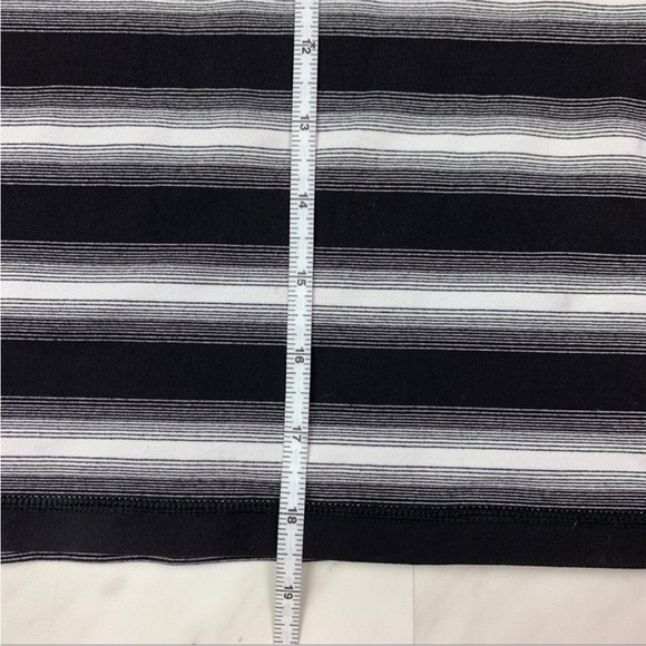 Lululemon Womens Size 6 Power Y Tank Luon Capilano Stripe Black White Racerback - Picture 7 of 8